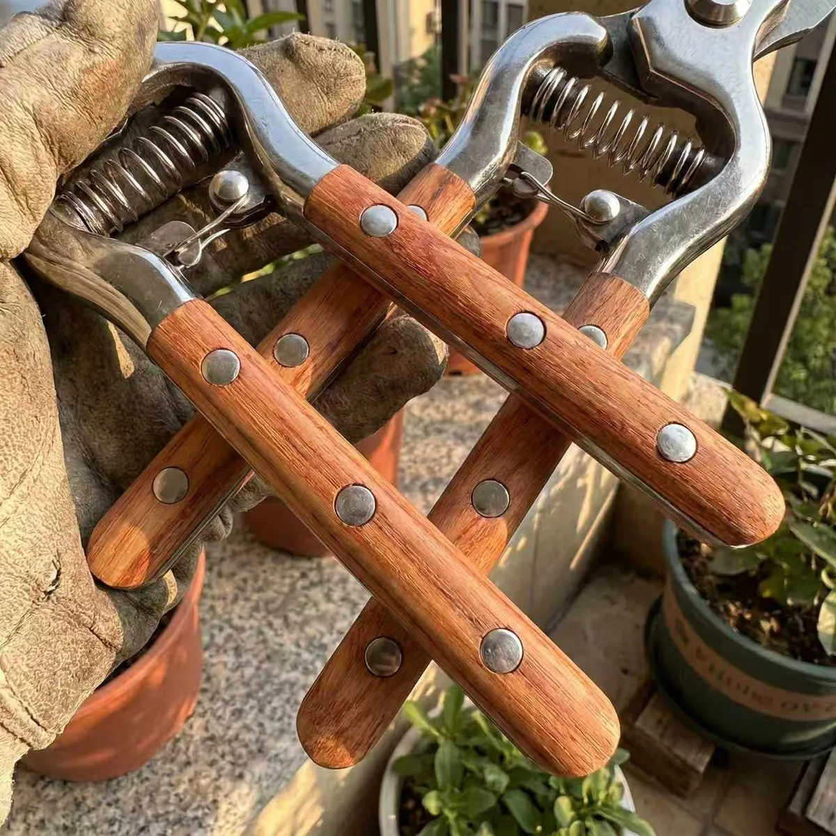 Wood DIY Bypass Ratchet Hand Pruner with Anti-Slip Wooden Handle and Right-Handed Design OEM image 6